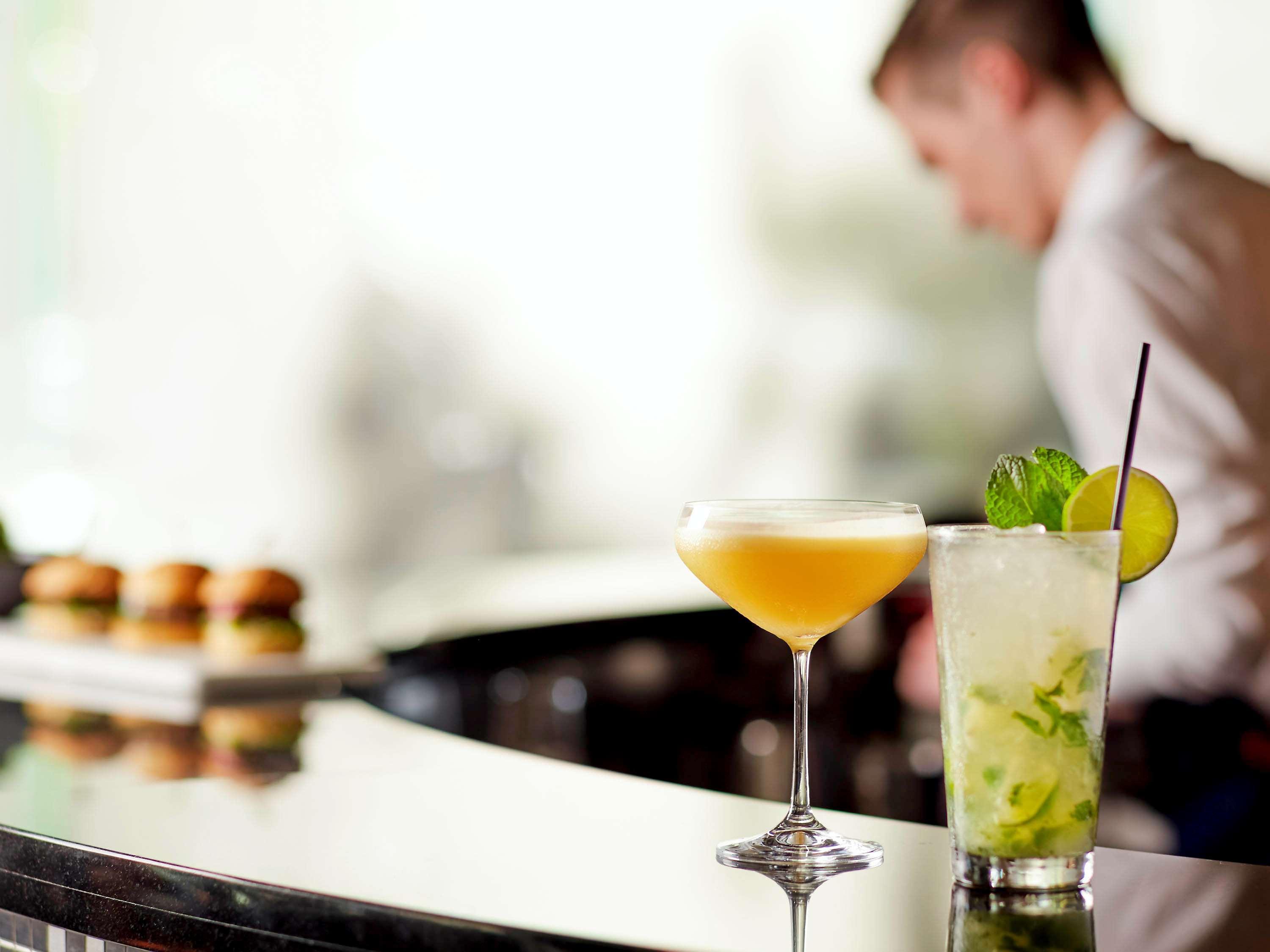 Pullman Melbourne Albert Park Экстерьер фото A bartender at work